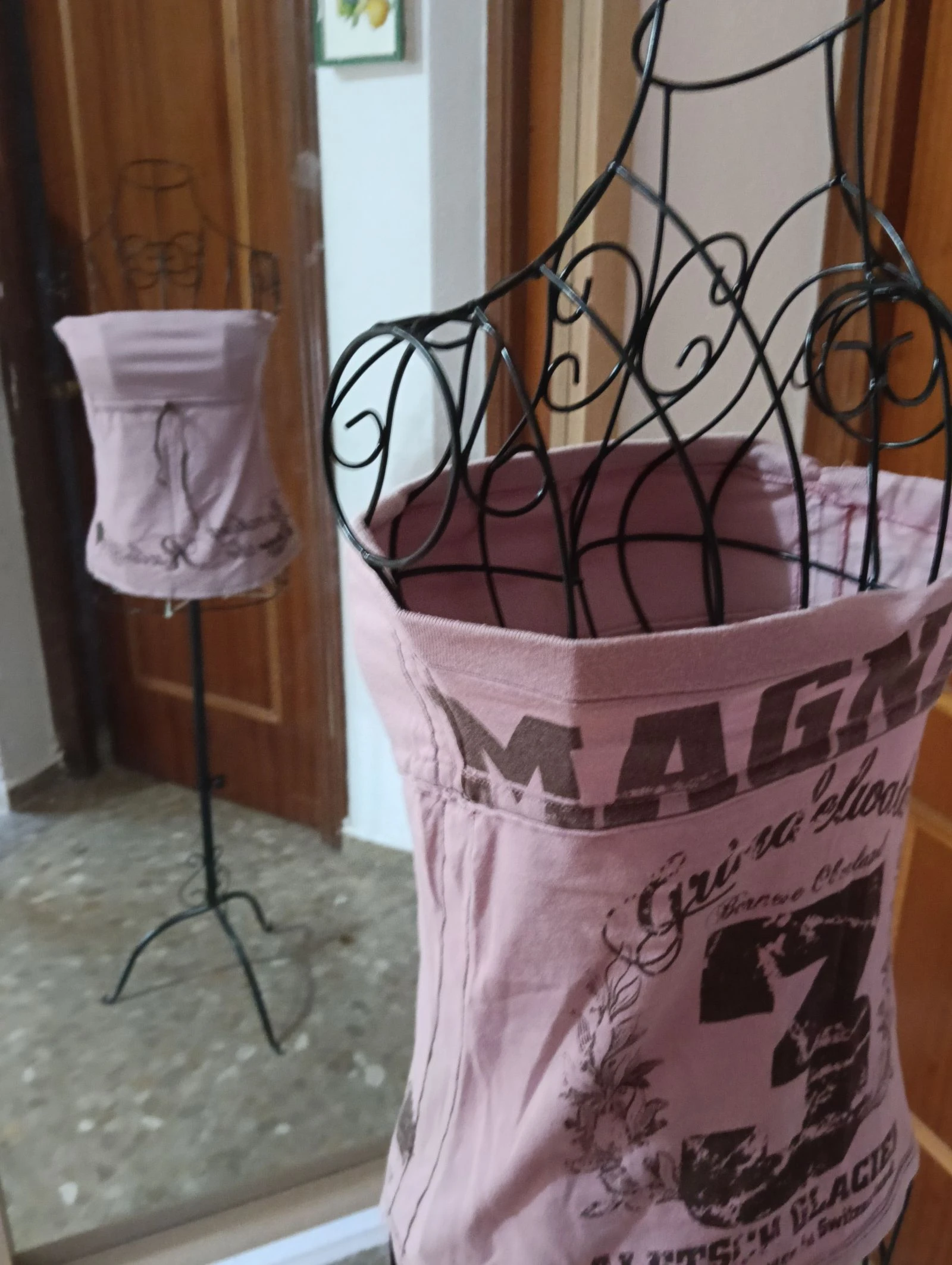 Top met halsband, roze met verstelbaar lint in het midden, bloemenprint en universiteitsstijl op de achterkant – photo 5